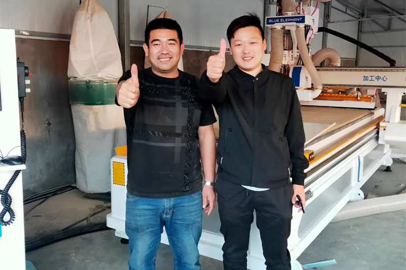 山东青岛XX家具厂订购隐形件板式家具生产线